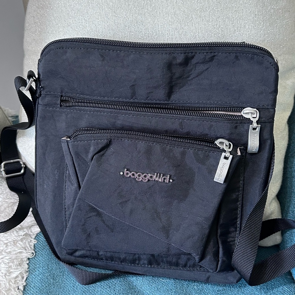 Baggallini modern 3 pocket nylon crossbody black cardholders zipper small